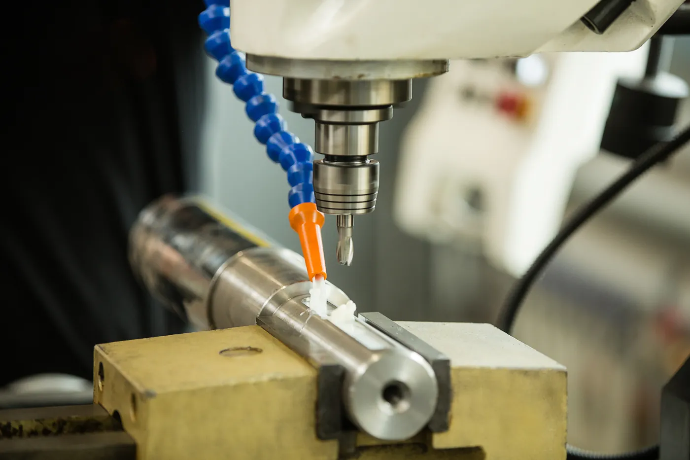 Fräsmaschine bearbeitet ein Metallwerkstück in der Industrie