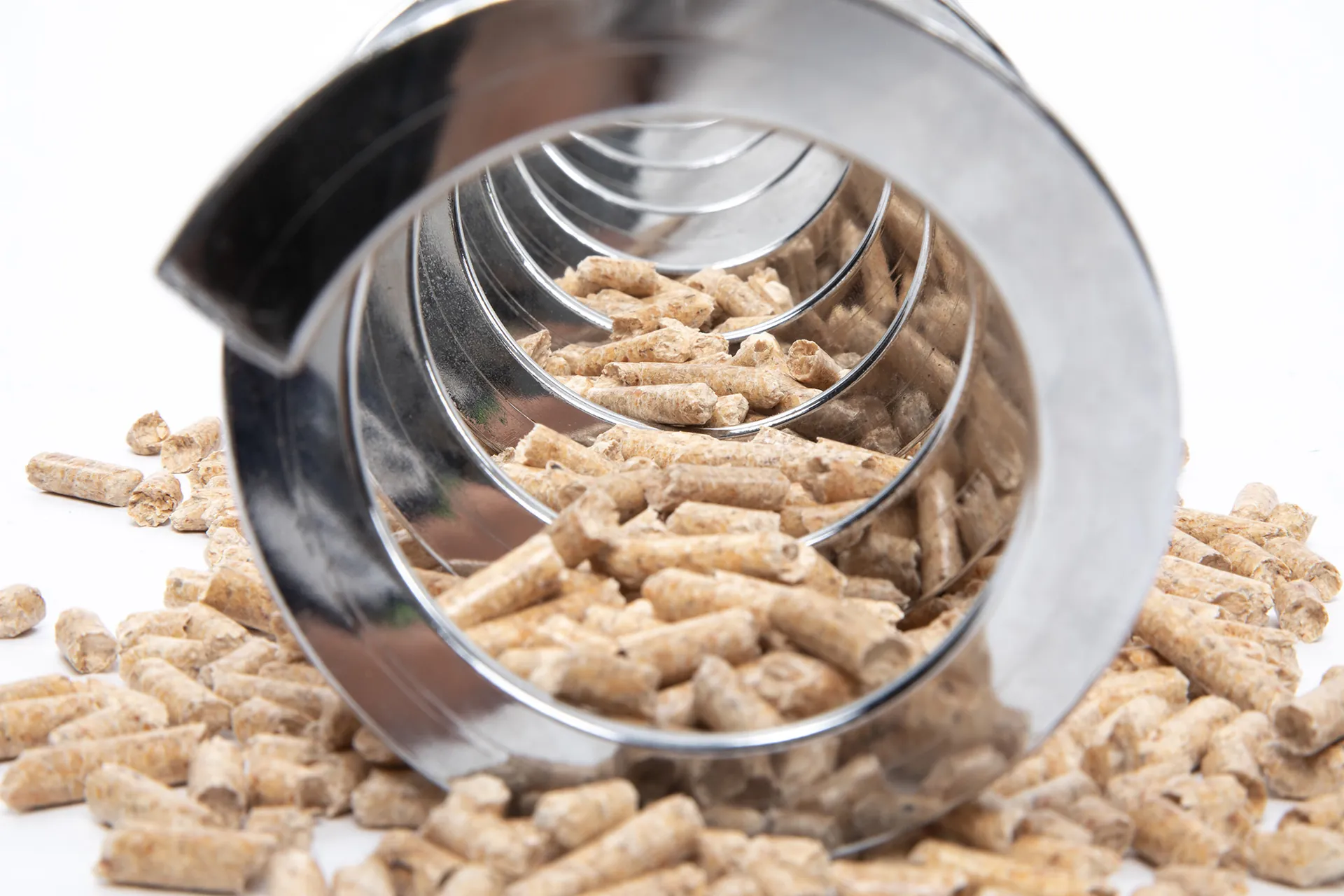 Produktfoto mit Holzpellets und Edelstahl