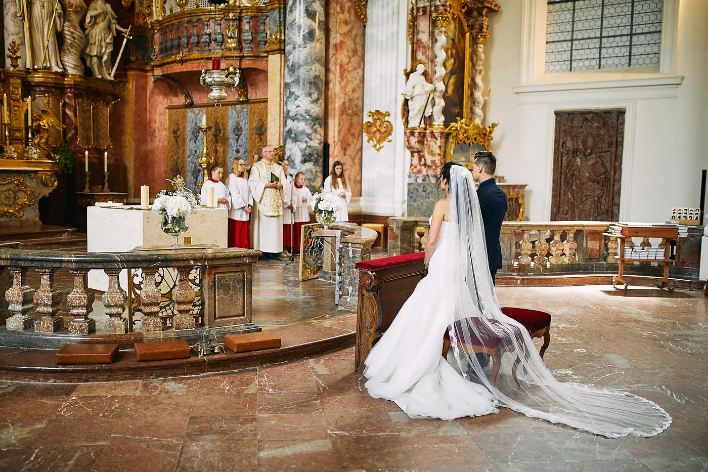 Braut mit langem Schleier in einer Barockkirche
