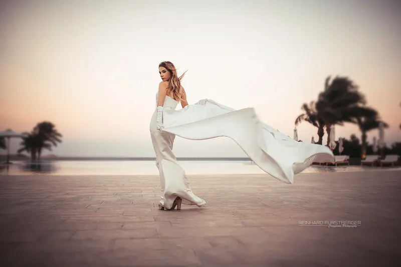 Frau im weißen Kleid am Meer