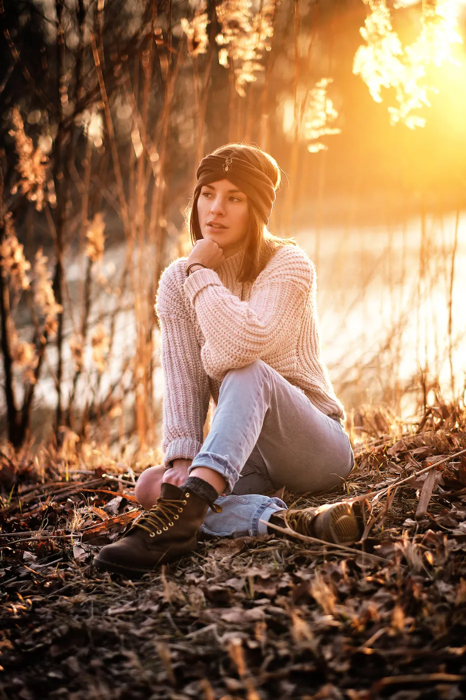Frau mit Strickmütze und Wollpullover im herbstlichen Gegenlicht